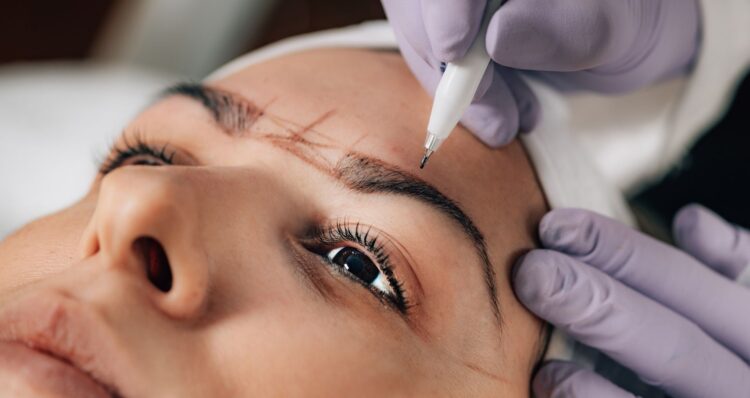 Szálazott szemöldök tetoválás az Apollon Beauty kozmetikában